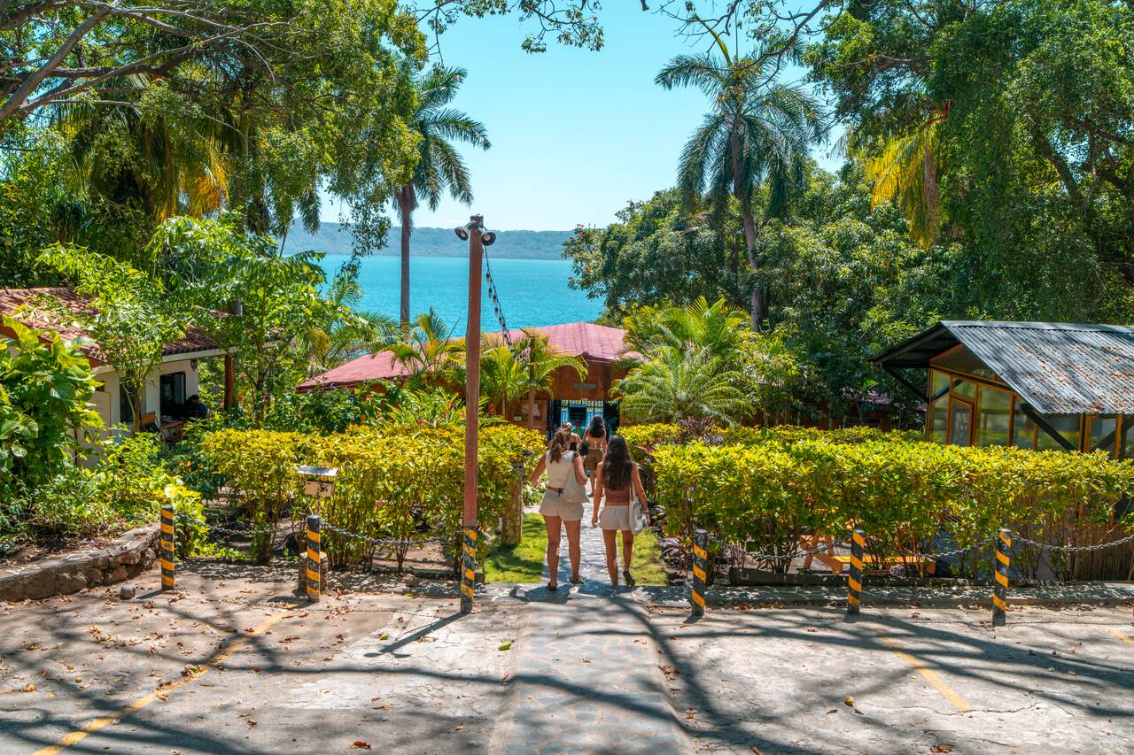 People walking to Coco Bay Hostel at Apoyo Lake