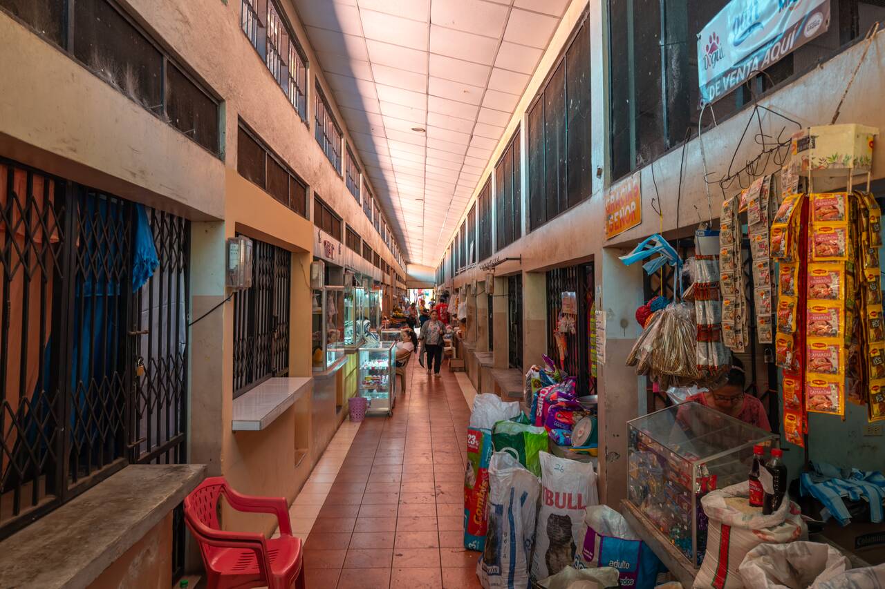 A narrow walkway at Mercado Central de León