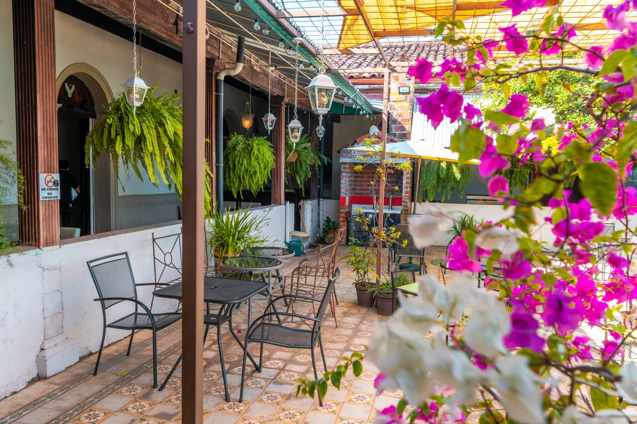 A courtyard at Beats Coffee Centro Historico in Santa Ana