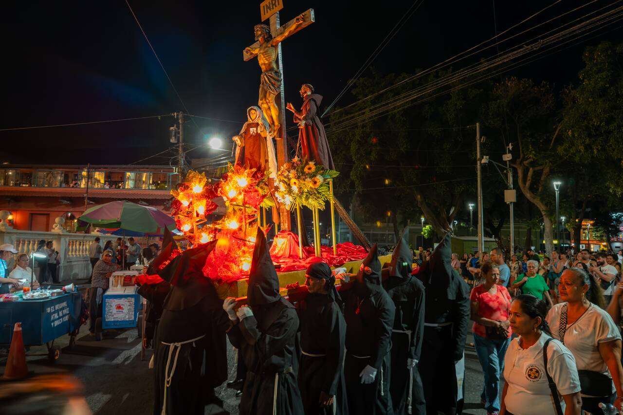 The procession going on at Parque Libertad during Semana Santa