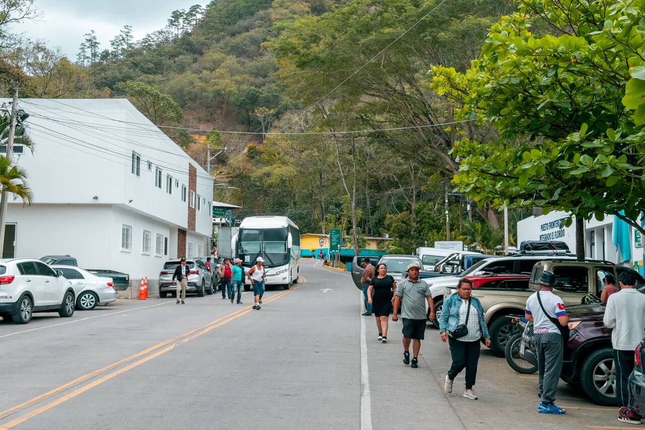 People crossing the border from Guatemala and Honduras