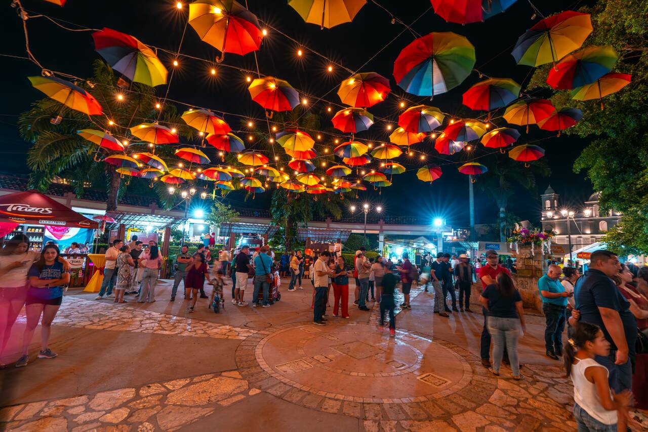 The busy Parque Central in the evening