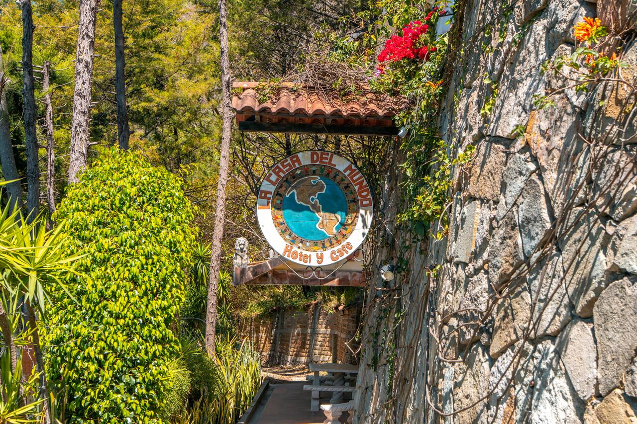 The sign of La Casa del Mundo