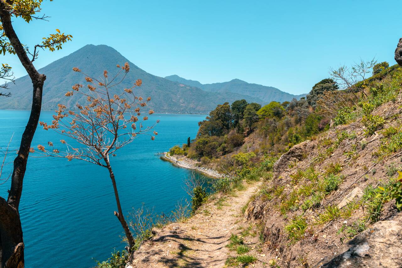 The lakeside trail of the Lower Mayan Trail
