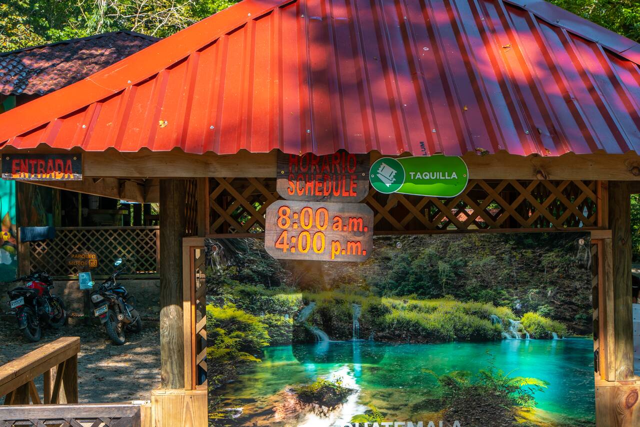 Semuc Champey opening hours sign in front of the park