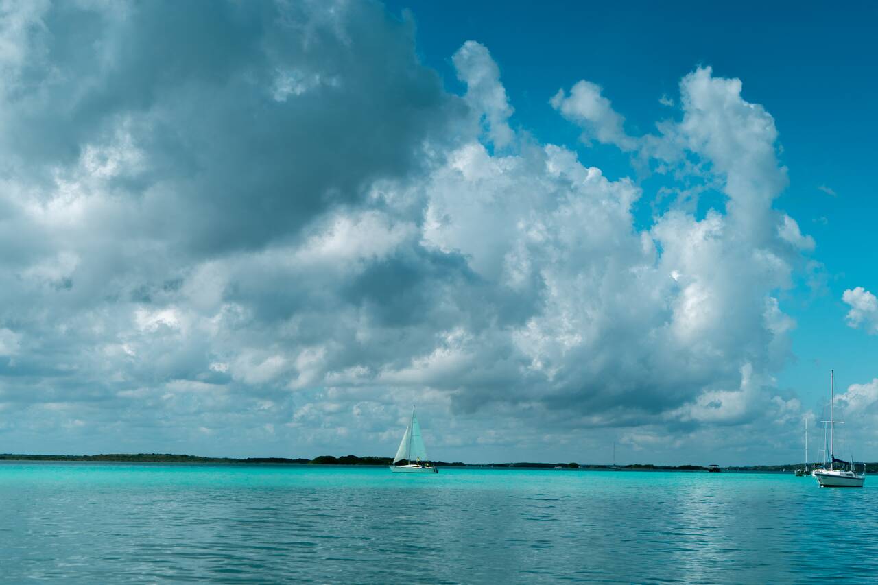 A sailboat sailing to Canal de los Piratas