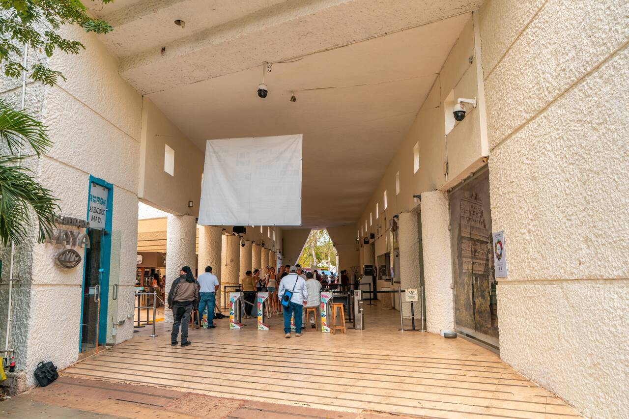 The empty queue at Chichen Itza at openning hours