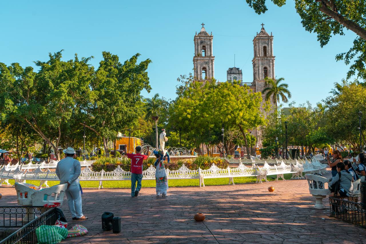 People watching performers at Parque Principal Francisco Cantón Rosado