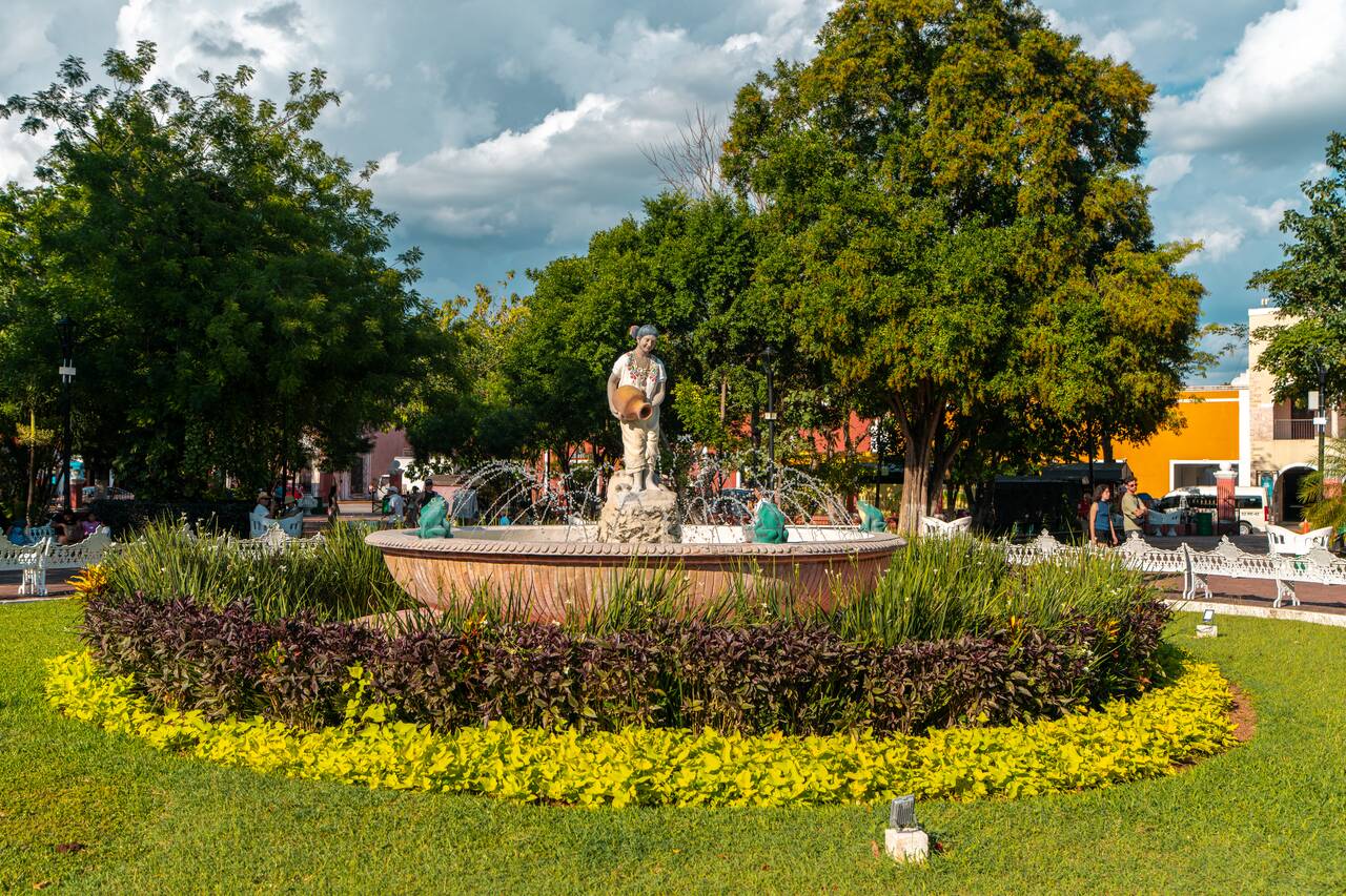 A fountain at Parque Principal Francisco Cantón Rosado