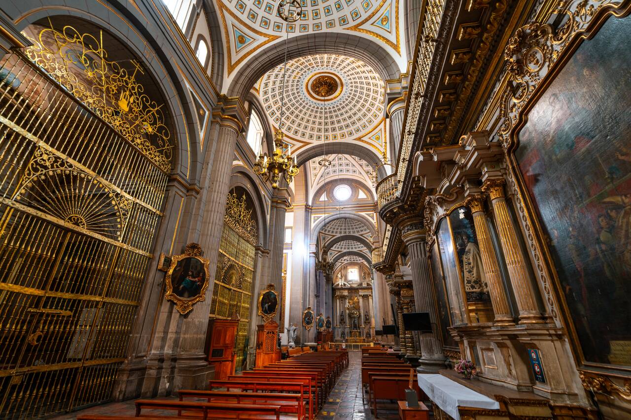 The main nave at Catedral de Puebla