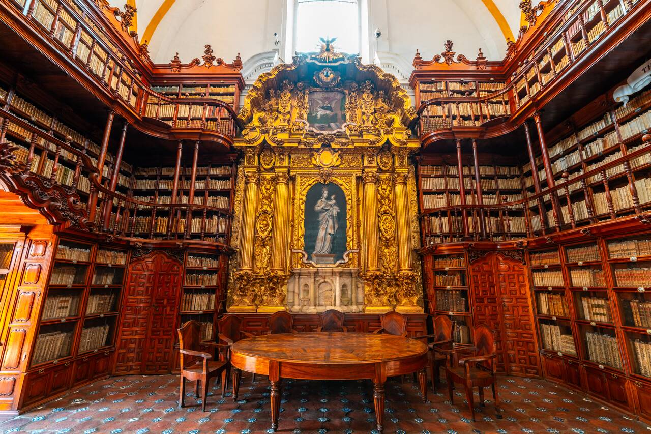 An altar inside Biblioteca Palafoxiana