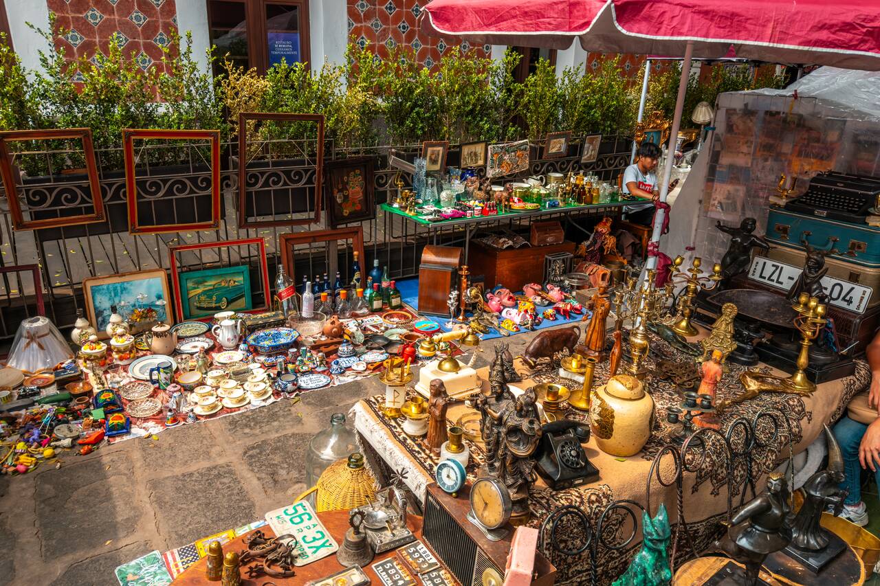 Antique market at Alley of the Frogs