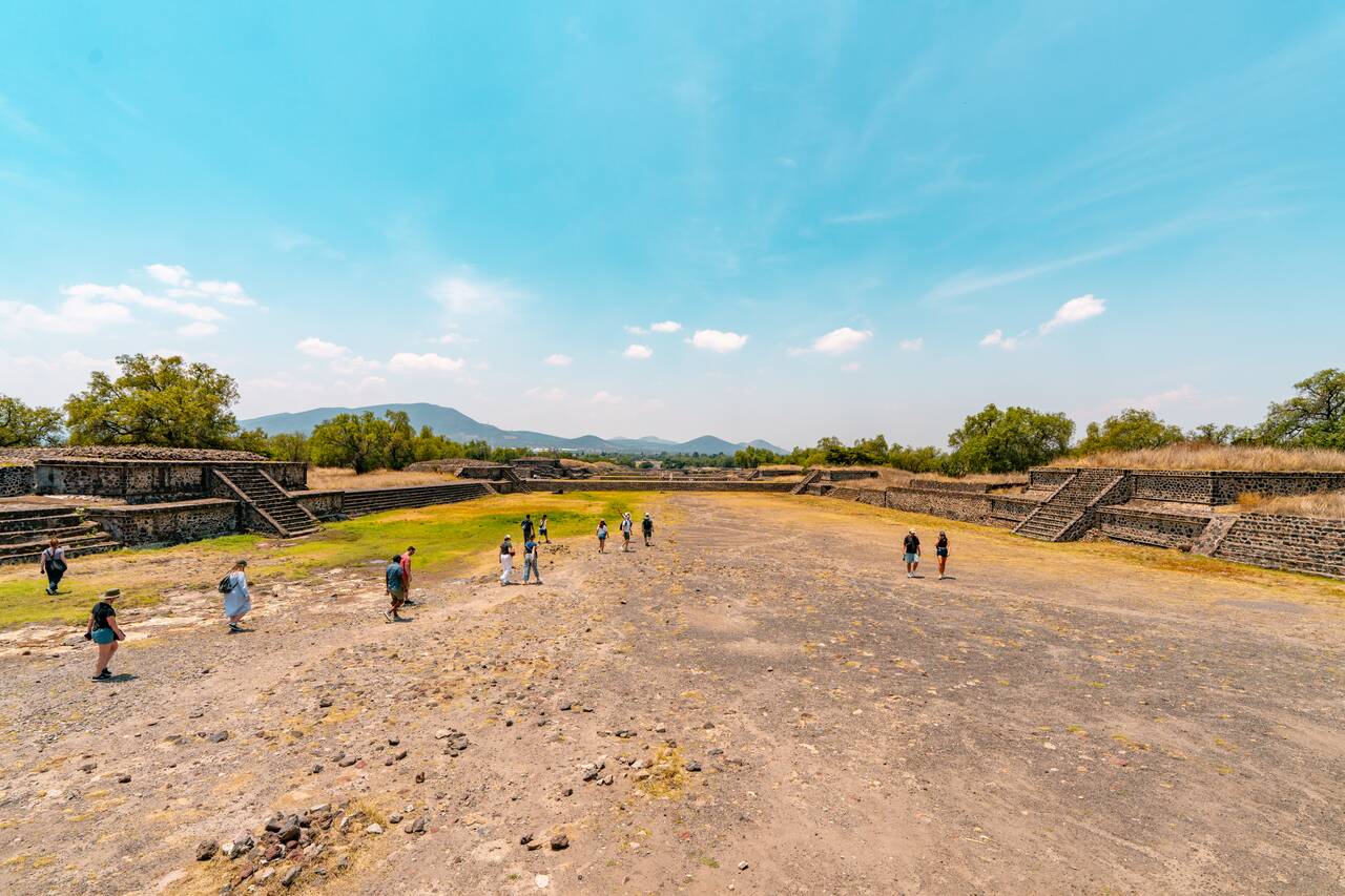 people walking south to Templo de Quetzalcóatl