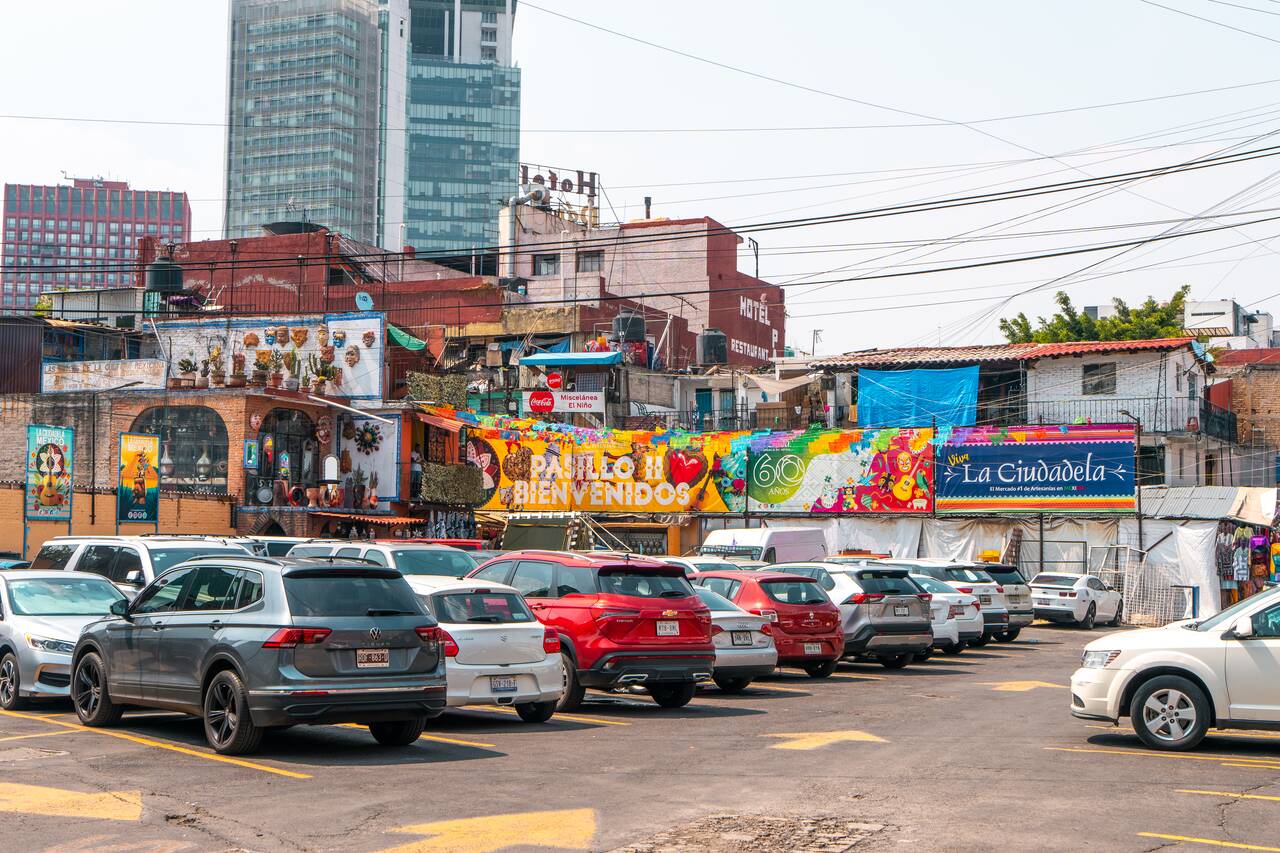 The parking lot of Mercado de Artesanías La Ciudadela