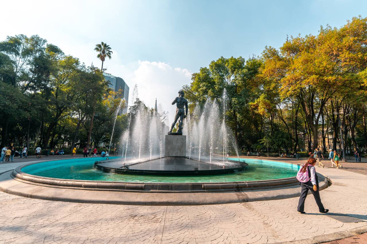 People walking at Plaza Río de Janeiro