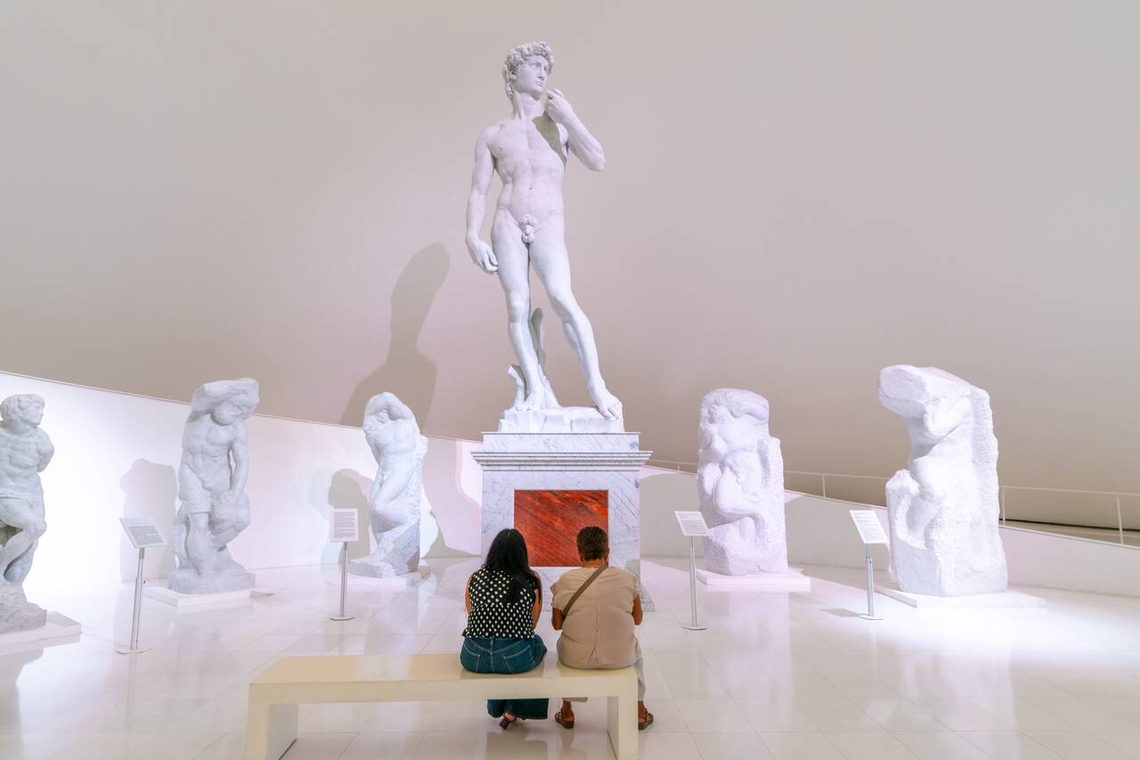 2 Women looking at the Michel Angelo's statue inside Museo Soumaya