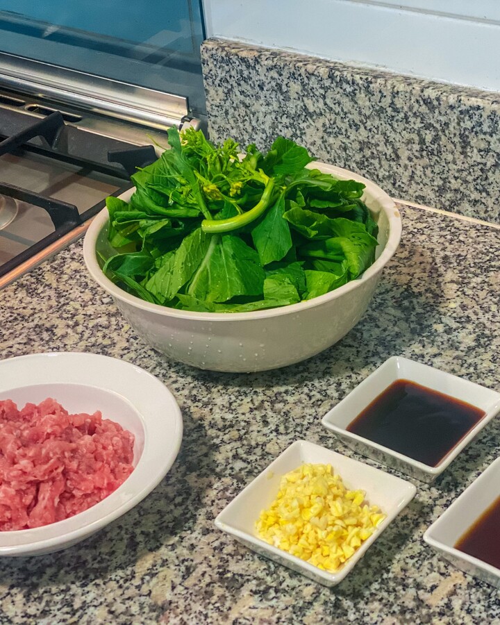 Chop the vegetable into bite-size and wash it well.