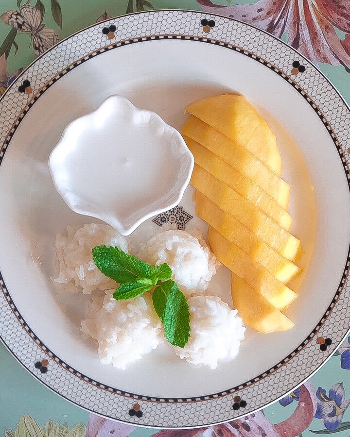 Peel and slice ripe mango. Place the sticky rice on top with mango. Don’t forget to top with the salted coconut sauce over the rice. You can make a nice decoration to present your yummy Mango sticky rice on your way. Enjoy!