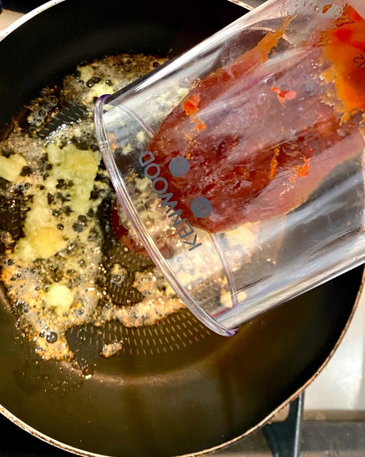 Heat a saucepan- fry to stir garlic minced until it becomes yellow and aroma. Add all the Gochujang sauce ingredients. Stir it until it’s sticky.