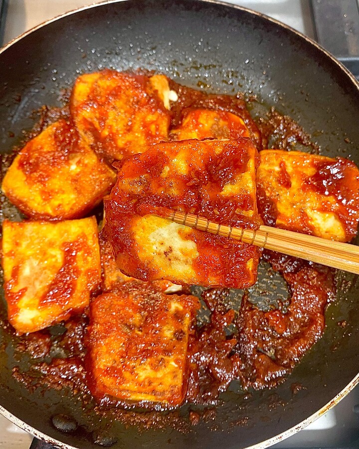 Add the grilled tofu over the sauce and mix them together.