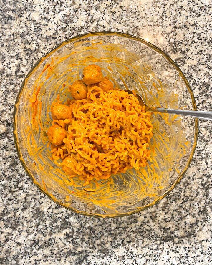 In a small pot with boiled water, add instant noodles for 5 minutes. When it is cooked, drain the water well and let them mix with the sauce.