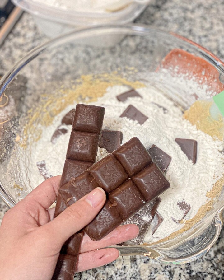 Fold in the chocolate chunks and fold the mixture well with a spatula. Then chill the cookie dough for at least 30 minutes. This ensures that your cookies don’t spread too much in the oven. The longer the dough rests, the more complex its flavor will be. Fold in the chocolate chunks and fold the mixture well with a spatula. Then chill the cookie dough for at least 30 minutes. This ensures that your cookies don’t spread too much in the oven. The longer the dough rests, the more complex its flavor will be.