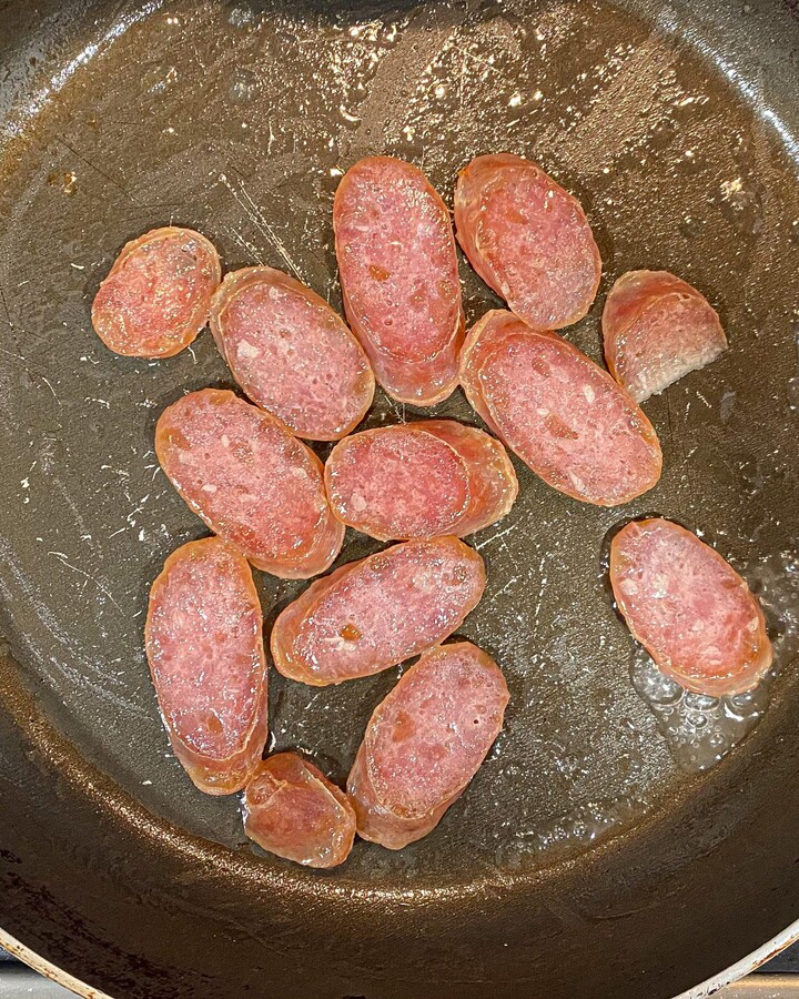 Cut the sausage into a small bite. And bring a small pan with water to boil the Chinese sausage with high heat for 3-5 minutes. And then you drain the water well.