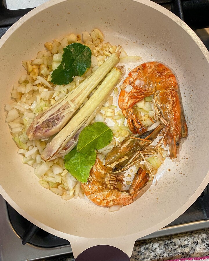 Add garlic, onion, lemongrass, and kaffir lime. Stir all ingredients until it is fragrant.