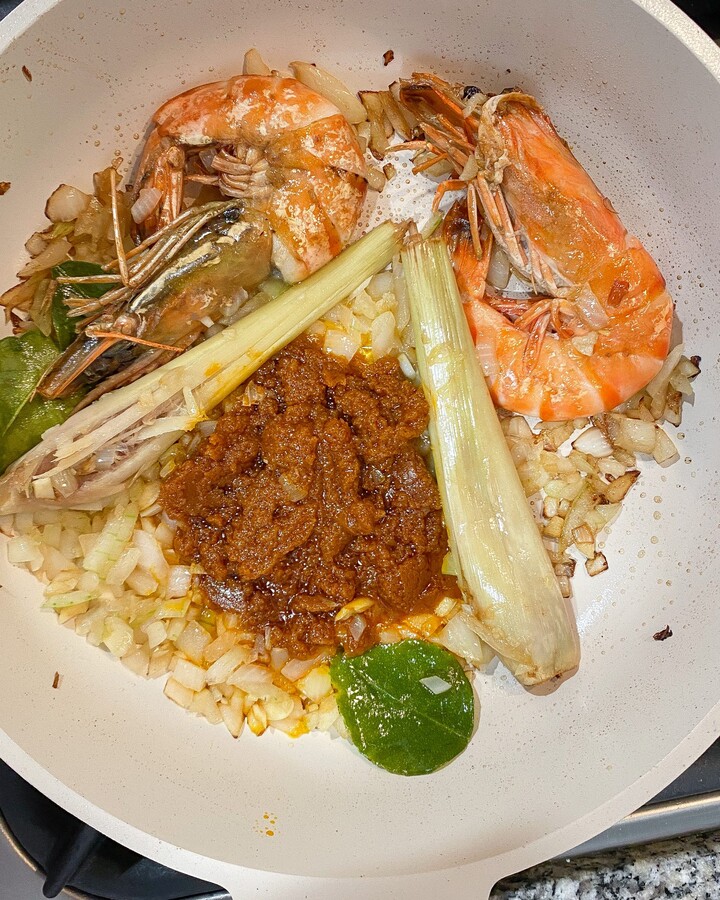 Add Thai soup Tom yum chilies paste and mushroom. Stir them together until the sauce is thickened.