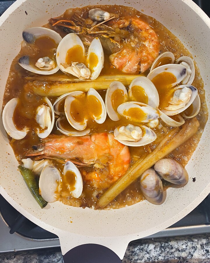 Add the clams, fish sauce, and sugar and stir them well together. If it is too dry, you can add boiling water from boiling clams.