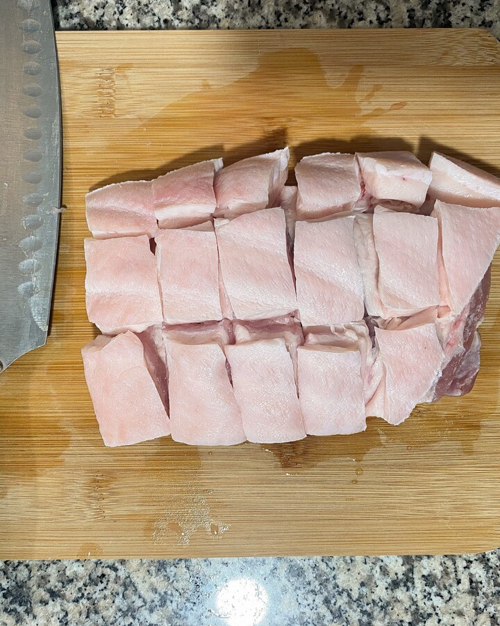 Use a sharp metal skewer, a wooden skewer, or a fork to make many holes in the pork skin but don’t make it too deep. Slice the skin of the pork into small pieces. Cut only the skin!