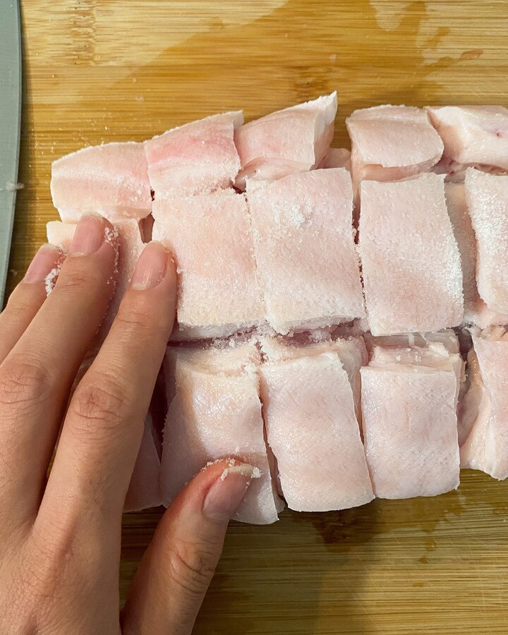 Rub the pork belly over the skin with salt.