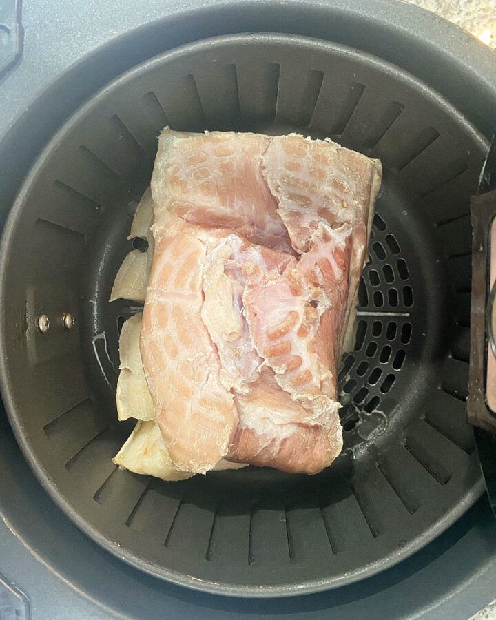 Flip the pork to another side and increase the Air fryer heat to 200º C for 20 minutes.