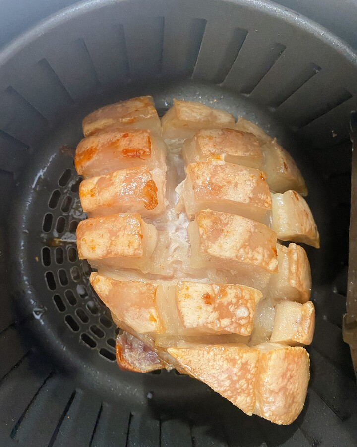 Flip the pork to another side and increase the Air fryer heat to 200º C for 20 minutes.