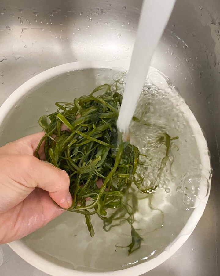 Raise the salted seaweed well in couple of times to remove the salt from the seaweed. Let the seaweed soak in water for 30 minutes or even longer and drain it well.