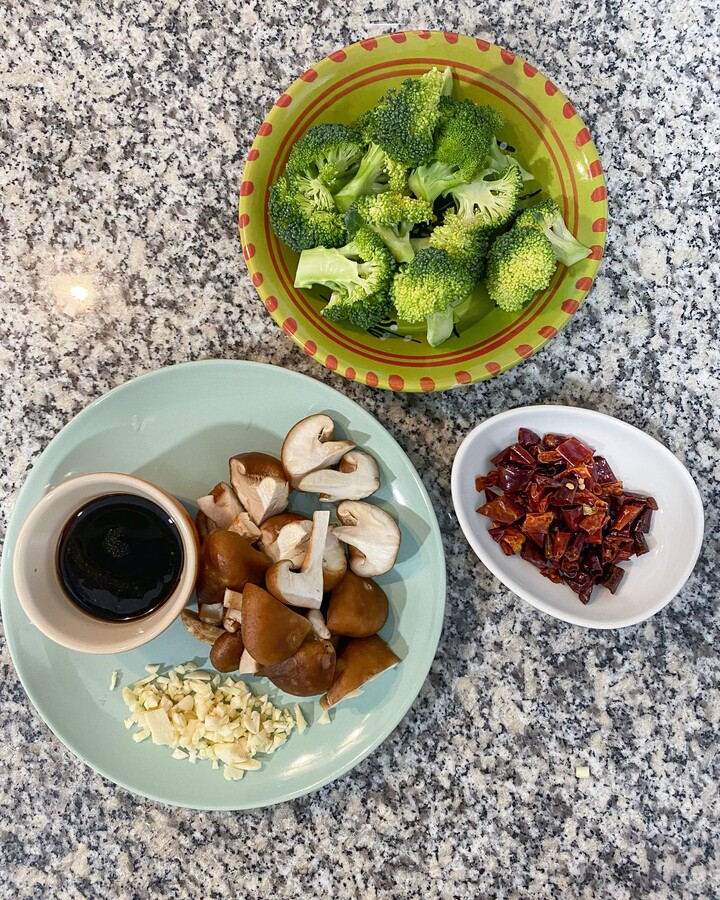 Wash the broccoli and mushroom and drain them well.
And make a sauce prep. 
Sauce prep: whisk the sauce ingredients.