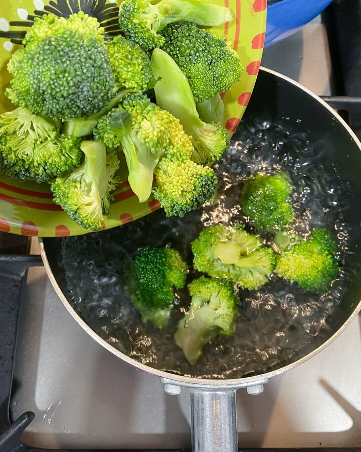 Boiled the water and add some salt to soft-boiled the Broccoli for 2 minutes until it is bright green.