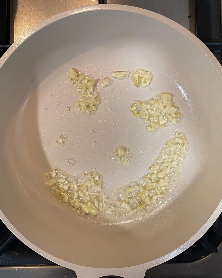 Heat up the pan to medium heat, and add some vegetable oil or olive oil. And then add the minced garlic and stir it until it fragrances.