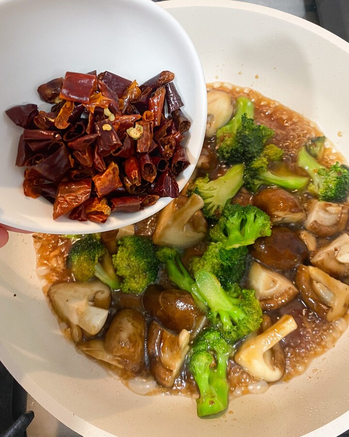 Add the roasted dried chilies if you like spicy. And roasted dried chilies can make a dish more exceptionally satisfying in taste and smell.