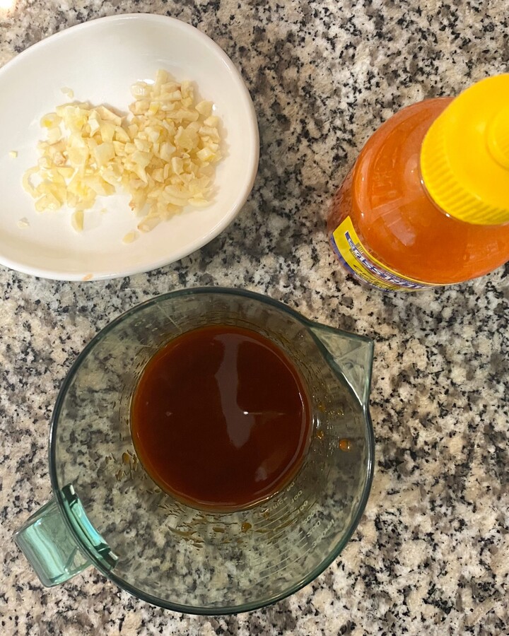 Mix all the sauce ingredients in a jar and shake it well.