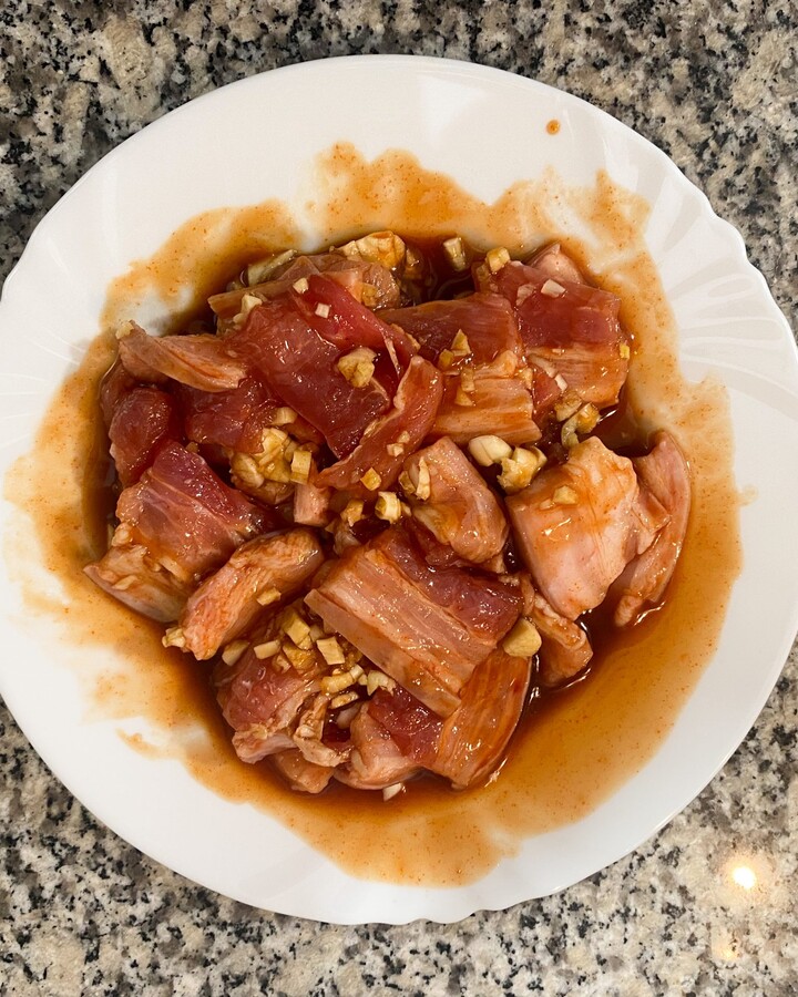 Pour the sauce and garlic minced over the pork, blend them well, and allow it to rest for 30 minutes.