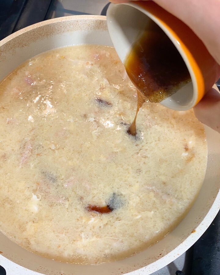 Wait until the soup stock is boiling, add all seasoning sauce,