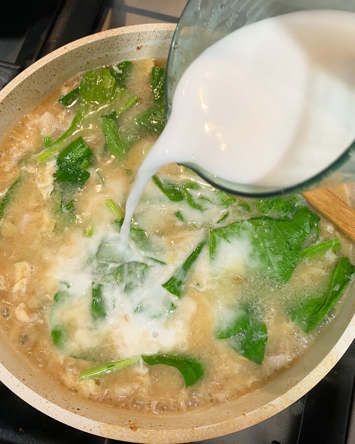 Once the sauce boiled, stir the tapioca starch slurry and little by little pour it into the sauce and keep stirring until the sauce is sticky and then remove the heat.