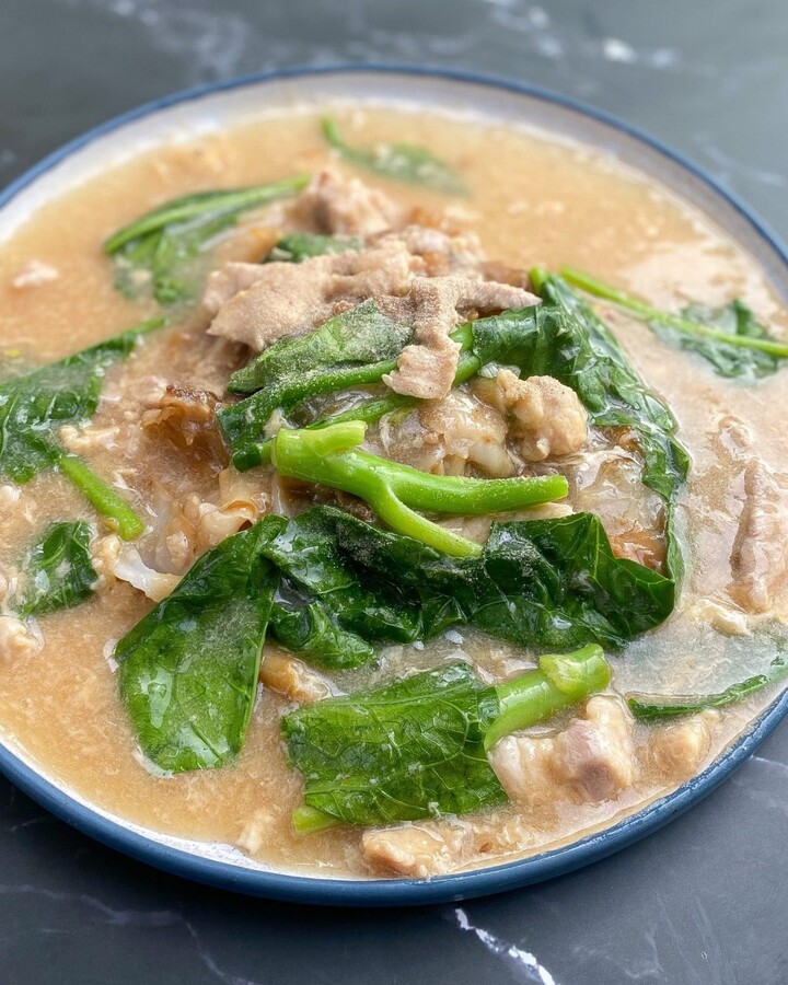 Place the noodles on the serving plate and pour the gravy with all ingredients over the noodles.