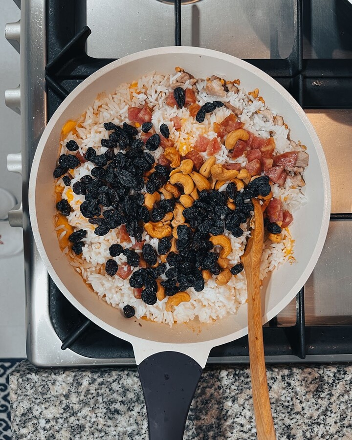 Add Chinese sausages, cashew nuts, and raisins on top.