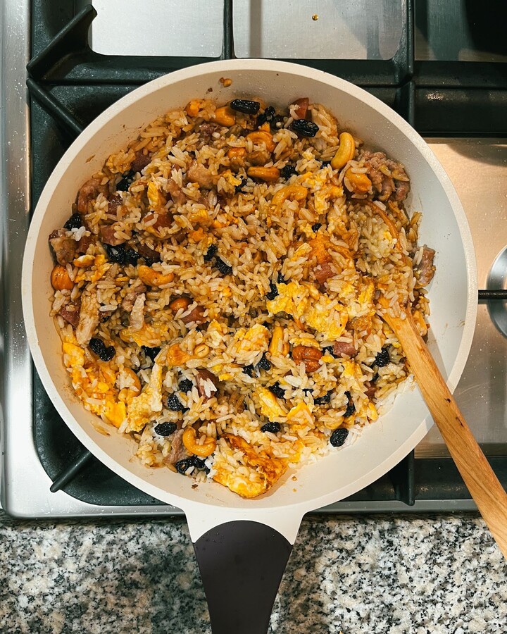 Pour in the mixed sauce and continue to stir until it is well combined with the rice.