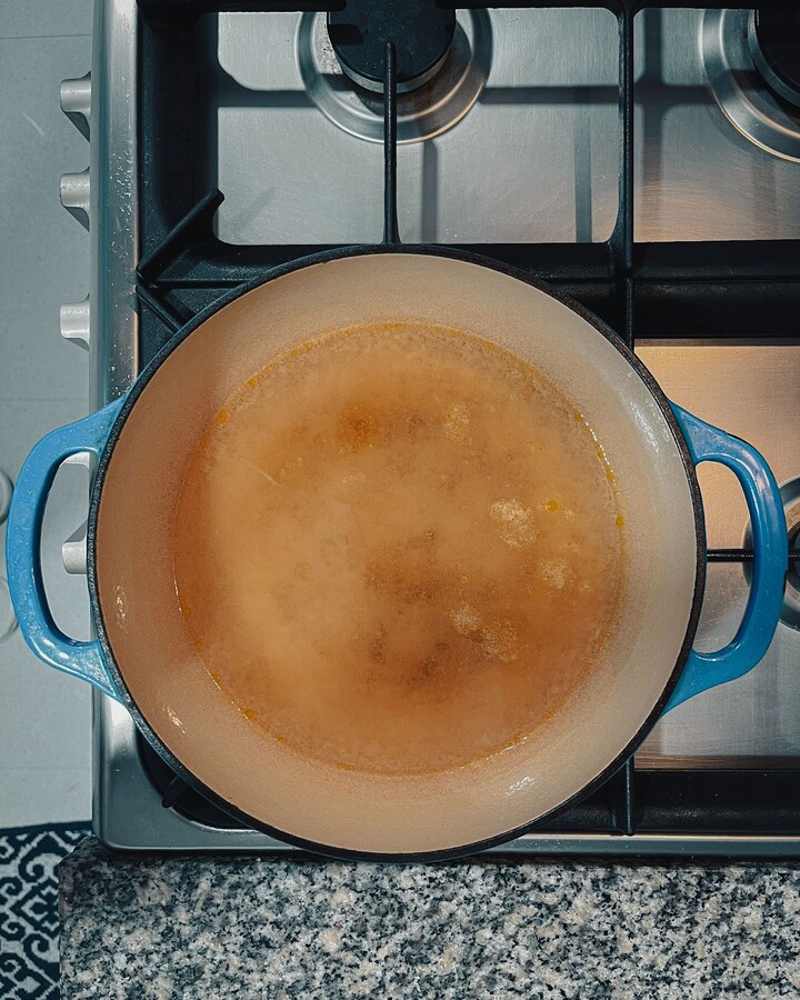 In a pot, bring 3 cups of chicken stock to a boil over high heat.