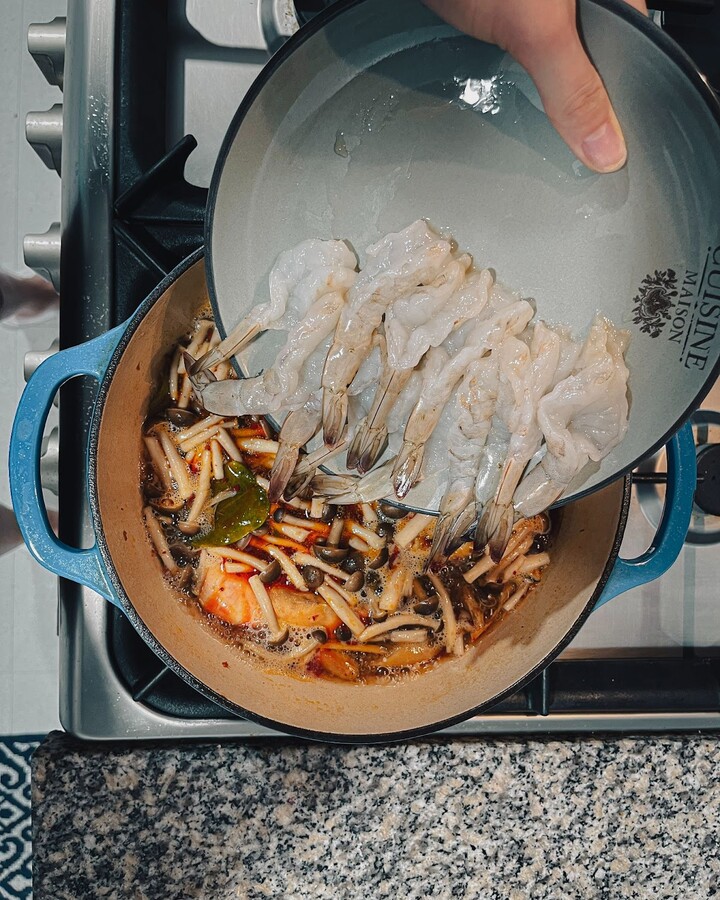 Now, add the medium-sized prawns in as well.
