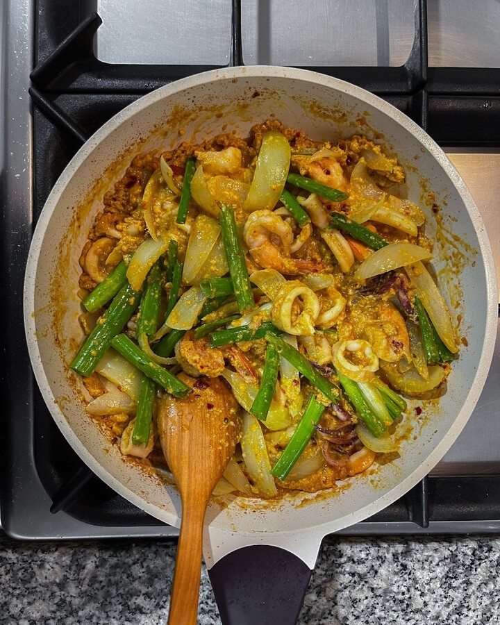 Keep stirring for 2 minutes to evenly distribute the green onion.