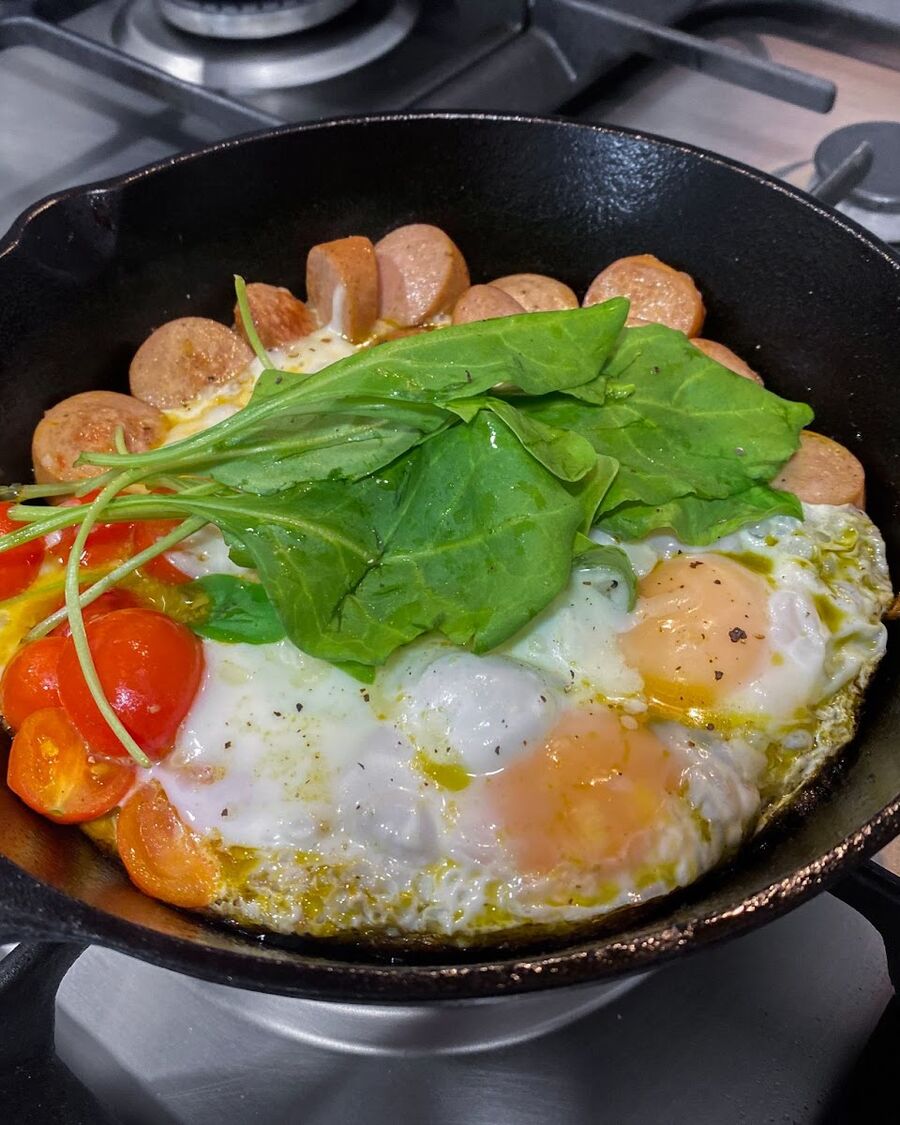 Add the spinach on top and your Khai Krata should be ready to be served in a pan.